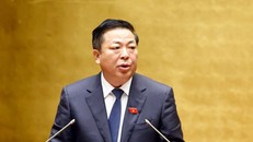 Bộ trưởng Bộ Xây dựng Trần Hồng Minh thừa ủy quyền của Thủ tướng Chính phủ đã trình bày Tờ trình dự thảo Nghị quyết của Quốc hội về thí điểm một số cơ chế, chính sách đặc thù phát triển nhà ở xã hội.