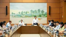 Đoàn đại biểu Quốc hội các tỉnh Hậu Giang, Bắc Ninh, Đắk Lắk và Lào Cai thảo luận ở tổ.