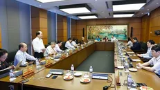 Đoàn đại biểu Quốc hội thành phố Hà Nội thảo luận ở tổ. Ảnh: Doãn Tấn