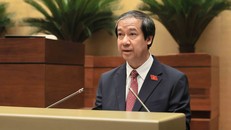 Bộ trưởng Bộ Giáo dục và Đào tạo Nguyễn Kim Sơn trình bày Tờ trình dự thảo Nghị quyết của Quốc hội về miễn, hỗ trợ học phí đối với trẻ em mầm non, học sinh phổ thông, người học chương trình giáo dục phổ thông tại các cơ sở giáo dục trong hệ thống giáo dục quốc dân. Ảnh: An Đăng