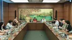 Đoàn đại biểu Quốc hội thành phố Hà Nội thảo luận tại tổ. Ảnh: An Đăng