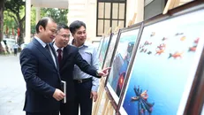 Thứ trưởng Thường trực Bộ Văn hóa, Thể thao và Du lịch Lê Hải Bình tham quan triển lãm các tác phẩm đoạt giải cuộc thi "Happy Vietnam" mùa trước. Ảnh: Nam Nguyễn