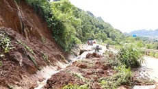 Mưa lớn gây sạt lở đất trên Quốc lộ 4D đoạn giáp ranh giữa thành phố Lai Châu với huyện Phong Thổ. Ảnh: Quý Trung