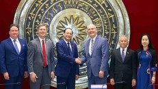 Phó Chủ tịch Quốc hội Trần Quang Phương với ông John Moolenaar, Hạ nghị sỹ bang Michigan, Hạ viện Hoa Kỳ. Ảnh: Phạm Kiên