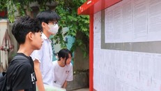 Thí sinh xem số báo danh dự thi vào lớp 10. Ảnh: Hoàng Hiếu