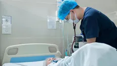 Bác sỹ khám cho bệnh nhân COVID-19 đang điều trị tại Khoa bệnh nghề nghiệp, Bệnh viện Thanh Nhàn. Ảnh: Minh Quyết