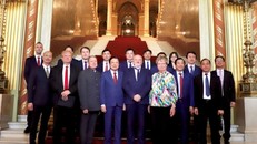 Đoàn đại biểu Đảng Cộng sản Việt Nam tham quan Tòa nhà Quốc hội Hungary. Ảnh: Phương Hoa