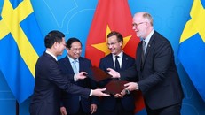 Thủ tướng Phạm Minh Chính và Thủ tướng Thụy Điển Ulf Kristersson chứng kiến trao Thỏa thuận Đối tác Chiến lược ngành về hợp tác khoa học, công nghệ, đổi mới sáng tạo và chuyển đổi số giữa Bộ Khoa học Công nghệ và Bộ Ngoại giao Thụy Điển. Ảnh: Dương Giang