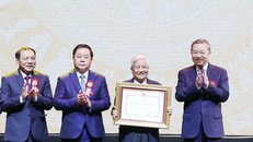 Tổng Bí thư Tô Lâm trao tặng Huân chương Hồ Chí Minh cho đội ngũ người làm báo. Ảnh: Thống Nhất