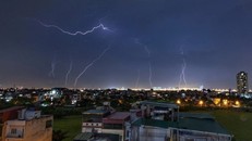 Mưa lớn kèm theo sấm, chớp xuất hiện tại nhiều khu vực ở Hà Nội. Ảnh: Phạm Tuấn Anh