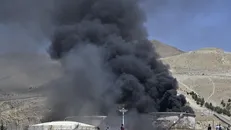 Khói bốc lên từ kho chứa nhiên liệu ở Tehran, Iran sau cuộc tấn công của Israel. Ảnh: Kyodo