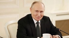Tổng thống Liên bang Nga Vladimir Putin tại cuộc gặp với Trưởng đoàn đại biểu các Hãng thông tấn OANA và đại diện cơ quan truyền thông lớn trên thế giới. Ảnh: Quang Vinh