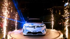 Chiếc VF 9 “Uy Long Phồn Thịnh” được vén màn sau màn trình diễn ấn tượng.