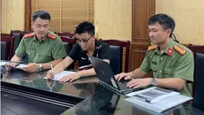 Cơ quan Công an làm việc với thí sinh vi phạm. Nguồn: Công an thành phố