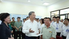 Tổng Bí thư Tô Lâm thăm hỏi nhân dân đến làm thủ tục hành chính. 