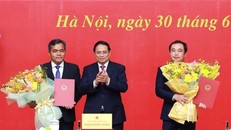 Thủ tướng Phạm Minh Chính trao quyết định và tặng hoa chúc mừng đồng chí Trần Đức Thắng (phải), Phó Tổng Thanh tra Thường trực Thanh tra Chính phủ và đồng chí Hồ Văn Niên, Thứ trưởng Thường trực Bộ Dân tộc và Tôn giáo. Ảnh: Dương Giang