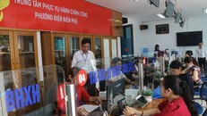 Cán bộ tiếp nhận hồ sơ giải quyết thủ tục cho người dân tại Trung tâm Phục vụ hành chính công phường Điện Biên Phủ (tỉnh Điện Biên) trong ngày đầu vận hành thử nghiệm. Ảnh: Phan Quân