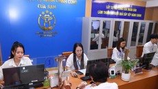 Cán bộ phường Cửa Nam tiếp công dân vào đầu giờ sáng 1/7/2025. Ảnh: Văn Điệp