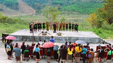 Người dân Ơ Đu di chuyển các mâm cúng (cúng Thần Sấm, cúng làm vía cho dân bản) ra địa điểm cúng được thực hiện ngoài trời ngay trung tâm bản Văng Môn, xã Nga My, Nghệ An. (Ảnh: Xuân Tiến/TTXVN)