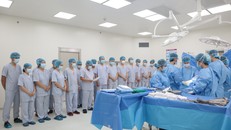 Đội ngũ y bác sỹ thực hiện tri ân người hiến tạng. (Ảnh: PV/Vietnam+)