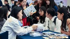 Đại diện Viện Khoa học và công nghệ Hàn Quốc (KAIST) tư vấn cho học sinh Việt Nam. Ảnh: Ngọc Long