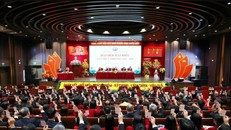 Các đại biểu biểu quyết thông qua Nghị quyết Đại hội. Ảnh: Phạm Kiên