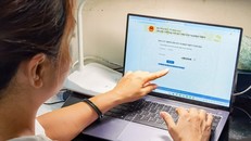 Thí sinh tra cứu điểm thi tốt nghiệp THPT. Ảnh: Thanh Tùng