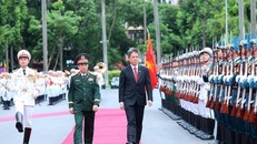 Đại tướng Phan Văn Giang, Bộ trưởng Bộ Quốc phòng và Bộ trưởng Bộ Quốc phòng Singapore Chan Chun Sing duyệt Đội danh dự Quân đội nhân dân Việt Nam. Ảnh: An Đăng