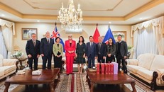 Toàn quyền Sam Mostyn (thứ 4, từ trái sang) và các quan chức Australia chụp ảnh lưu niệm cùng Đại sứ Việt Nam tại Australia Phạm Hùng Tâm (thứ 4, từ phải sang) và các trưởng đại diện cơ quan ngoại giao Việt Nam tại Australia.