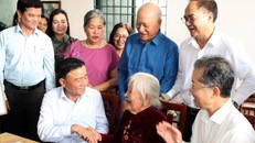 Thường trực Ban Bí thư Trần Cẩm Tú thăm, tặng quà cho Mẹ Việt Nam anh hùng Mai Thị Sây (phường Ngũ Hành Sơn, thành phố Đà Nẵng). Ảnh: Quốc Dũng