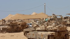 Xe quân sự Israel được triển khai gần biên giới với Dải Gaza ngày 13/7/2025.