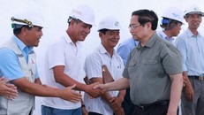 Thủ tướng Phạm Minh Chính với kỹ sư, công nhân thi công Dự án đường bộ cao tốc Châu Đốc-Cần Thơ-Sóc Trăng giai đoạn 1. Ảnh: Dương Giang