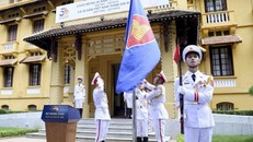 Lực lượng tiêu binh thực hiện nghi thức thượng cờ ASEAN.