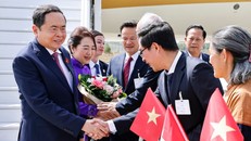 Cán bộ, nhân viên Đại sứ quán và cộng đồng người Việt Nam đón Chủ tịch Quốc hội Trần Thanh Mẫn và Phu nhân tại sân bay quốc tế Geneva. Ảnh: Doãn Tấn