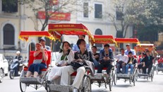 Du khách tham quan Hà Nội.