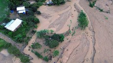 Lực lượng chức năng đã bố trí người cắm thiết bị cảnh bảo ở các điểm sạt lở cho các phương tiện giao thông đi qua. Ảnh: Văn Tý