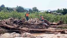 Lực lượng chức năng khẩn trương tìm kiếm người mất tích tại xã Chiềng Sơ. Ảnh: Quang Quyết