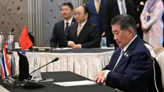 Quyền Thủ tướng Thái Lan Phumtham Wechayachai trong cuộc đàm phán với Thủ tướng Campuchia Hun Manet về thỏa thuận ngừng bắn ở khu vực biên giới giữa hai nước, dưới sự chủ trì của Thủ tướng Malaysia Anwar Ibrahim, tại Putrajaya, ngày 28/7/2025. Ảnh: Reuters