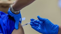 Tiêm vaccine.