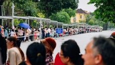Du khách xếp hàng dài vào Lăng viếng Bác.