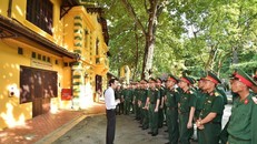 Cán bộ, chiến sỹ thuộc các lực lượng tham gia Lễ diễu binh, diễu hành kỷ niệm 80 năm Cách mạng tháng Tám và Quốc khánh 2/9 tham quan Khu Di tích Chủ tịch Hồ Chí Minh.