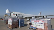 Hàng viện trợ của Hội Chữ thập đỏ Iran tại sân bay Mehrabad ở Tehran, Iran. 