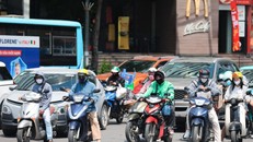 Khẩu trang, áo chống nắng là những thứ không thể thiếu cảu người dân ở Hà Nội khi tham gia giao thông trong những ngày nắng nóng. Ảnh: Lê Đông