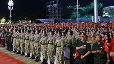 Khán giả dự Chương trình chính luận nghệ thuật tại Quảng trường Ba Đình. 