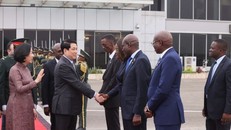 Các quan chức Angola tiễn Chủ tịch nước Lương Cường và Phu nhân tại Sân bay quốc Quatro de Fevereiro Luanda. Ảnh: Lâm Khánh