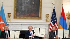 Tổng thống Mỹ Donald Trump (giữa) chủ trì cuộc hòa đàm và ký kết thoả thuận hợp tác giữa Tổng thống Azerbaijan Ilham Aliyev (trái) với Thủ tướng Armenia Nikol Pashinyan tại Thủ đô Washington DC., ngày 8/8/2025. Ảnh: AZERTAC