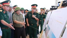 Thủ tướng Phạm Minh Chính kiểm tra tiến độ thi công cầu Phong Châu mới trên Quốc lộ 32C, tỉnh Phú Thọ. Ảnh: Dương Giang