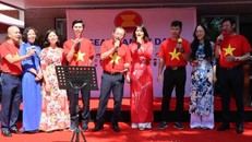 Cán bộ, phu nhân Đại sứ quán Việt Nam tại Brussels, trình bày ca khúc "Việt Nam quê hương tôi". Ảnh : Hương Giang