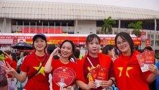Sắc đỏ đã tràn ngập Sân vận động quốc gia Mỹ Đình. Ảnh: Bảo Ngọc