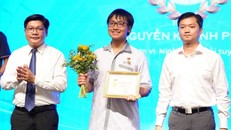 Trao giải cho thí sinh giành giải Nhất các bảng thi. Ảnh: Văn Dũng